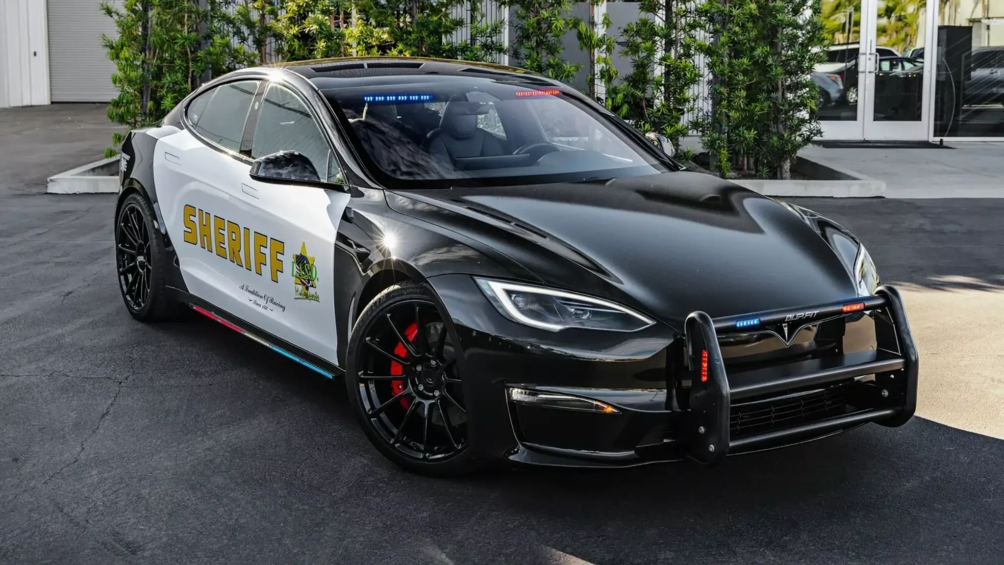 Tesla Model S Plaid Police - 3/4 de frente