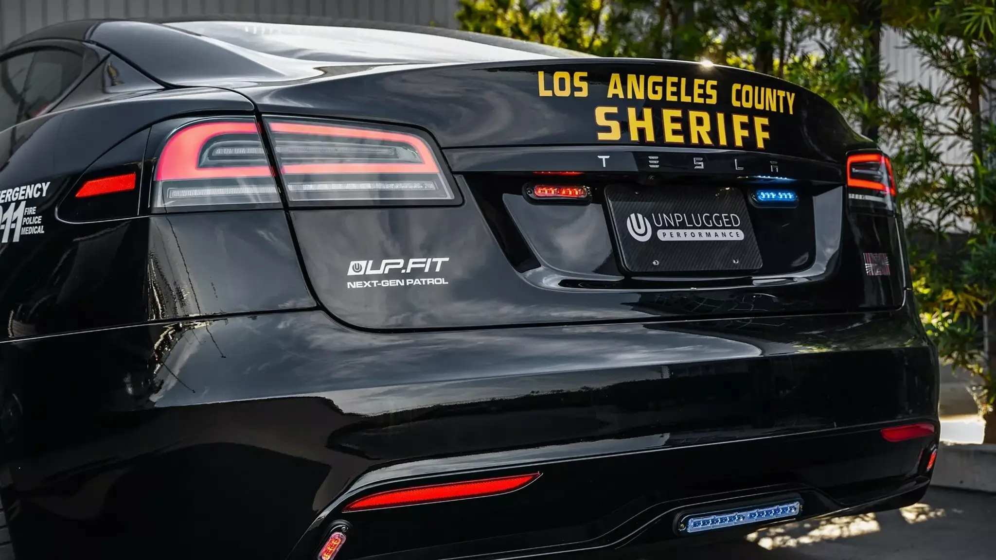 Tesla Model S Plaid Police - detalhe da traseira