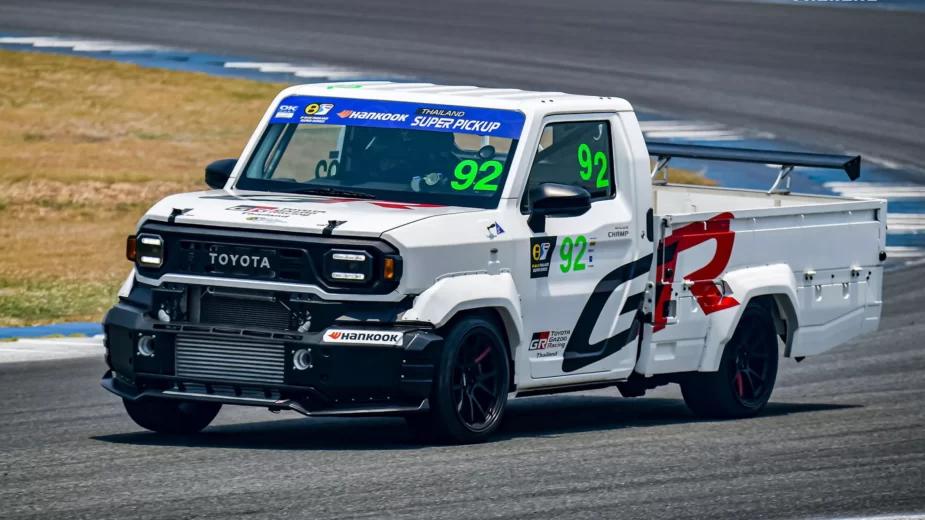 Toyota Hilux Champ em circuito, frente 3/4