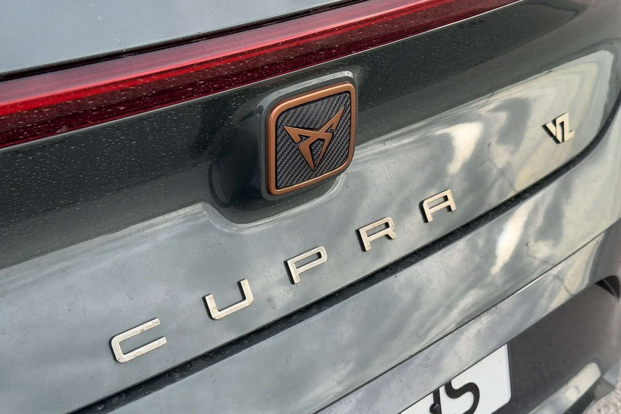 CUPRA Born VZ - logótipos da marca