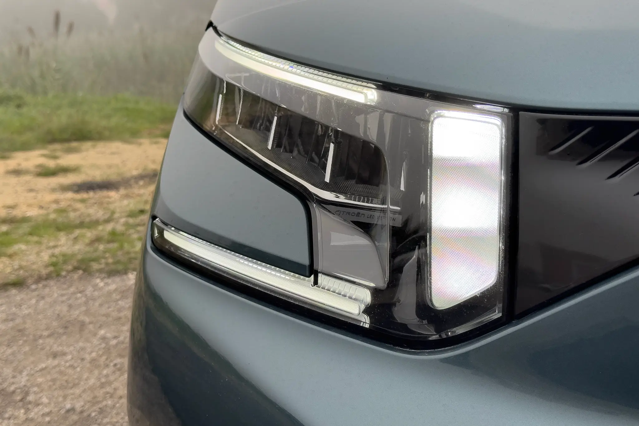 Citroën ë-Berlingo XTR - detalhe da ótica dianteira