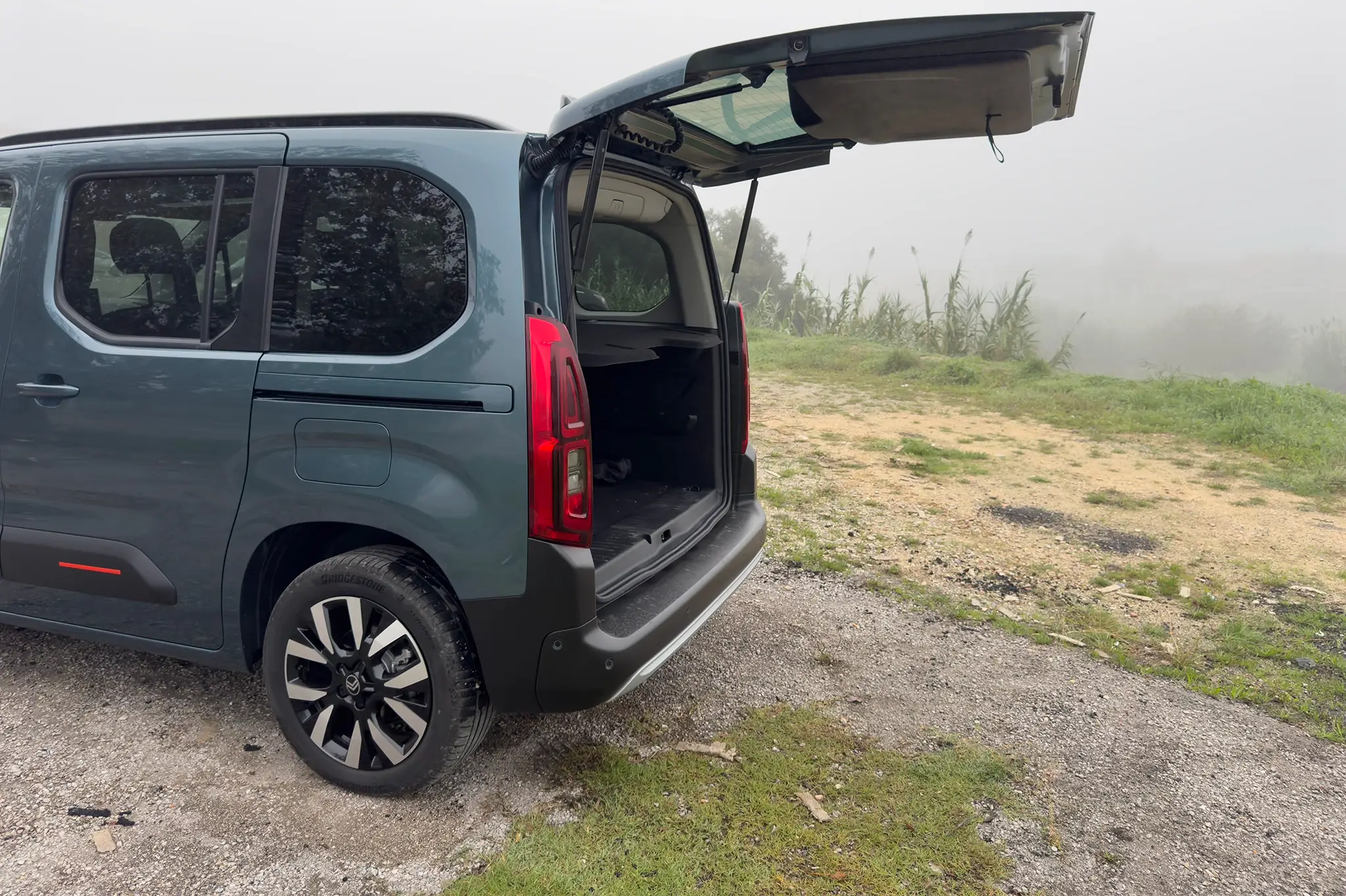 Citroën ë-Berlingo XTR - traseira com porta aberta