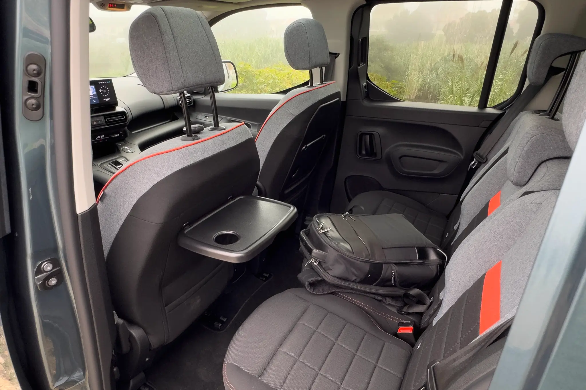 Citroën ë-Berlingo XTR - assentos traseiros com tabuleiro