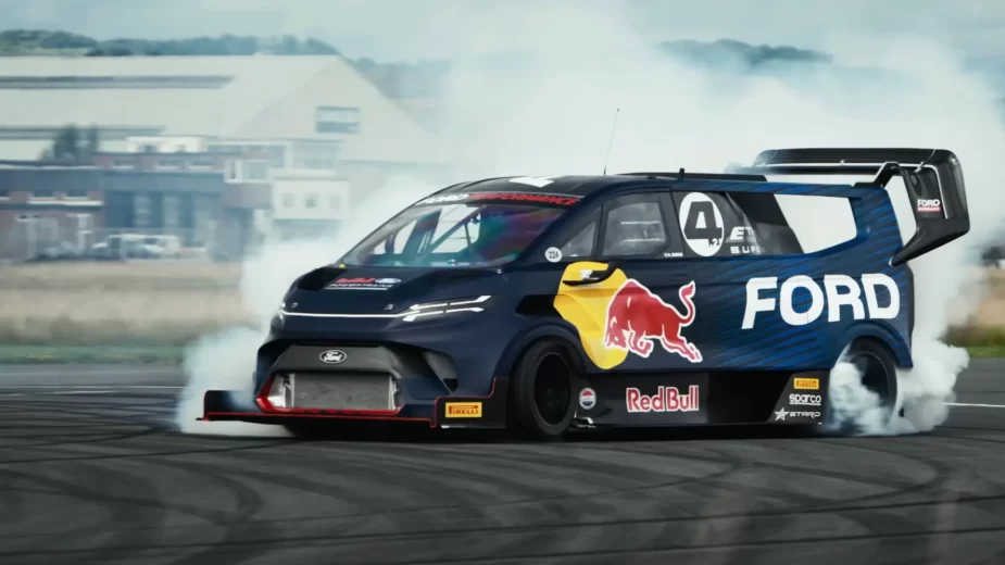 Ford SuperVan 4.2 em drift na pista Top Gear