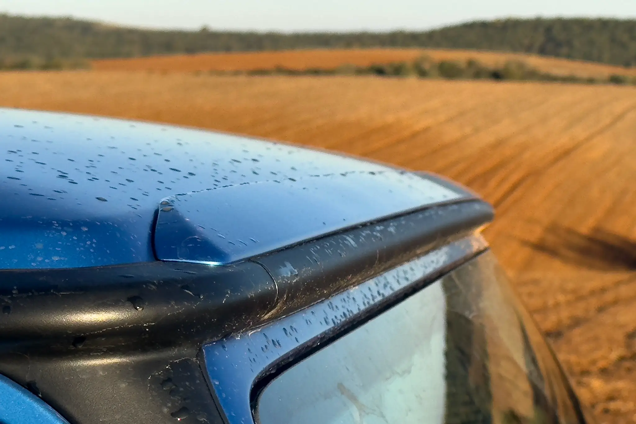 Mercedes-Benz G580 - spoiler por cima do para-brisas