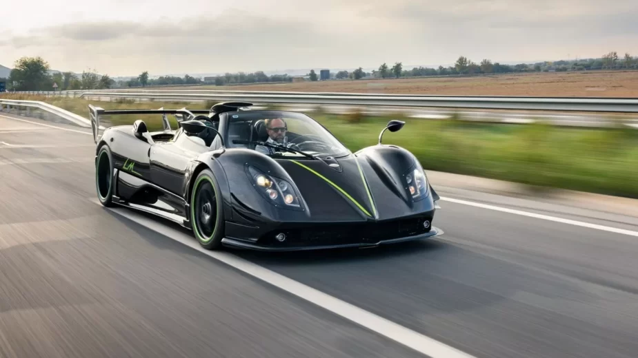 Pagani Zonda 760 LM na estrada, frente 3/4