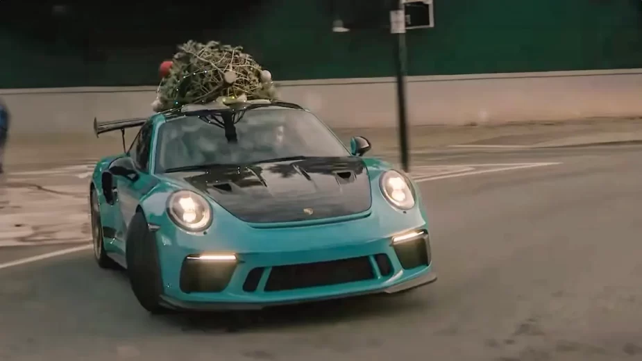 Porsche 911 GT3 RS com árvore de natal