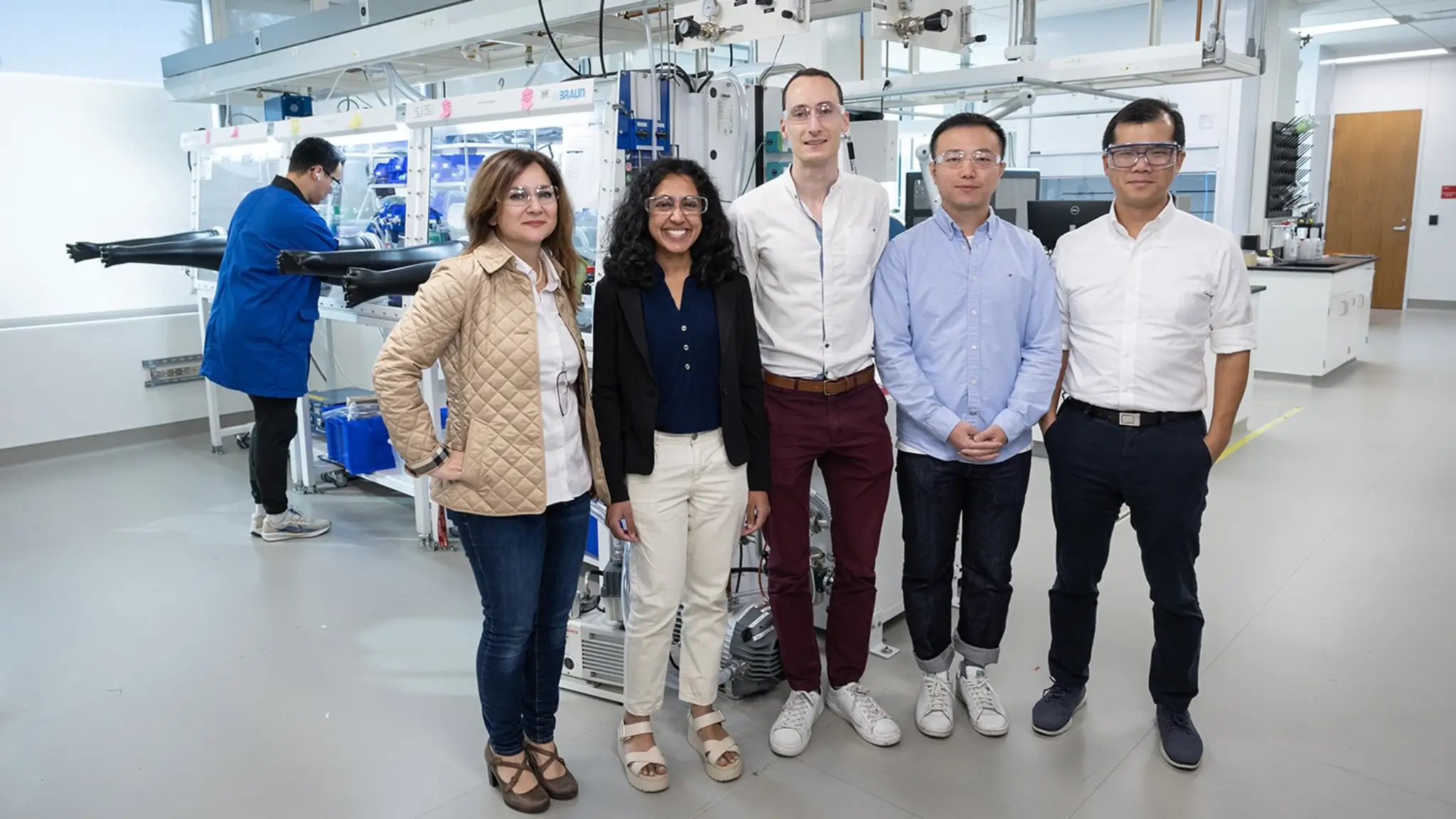 Da esquerda, Simona Onori, Devi Ganapathi, Alexis Geslin, Le Xu, e William Chueh no SLAC-Stanford Battery Center. 

