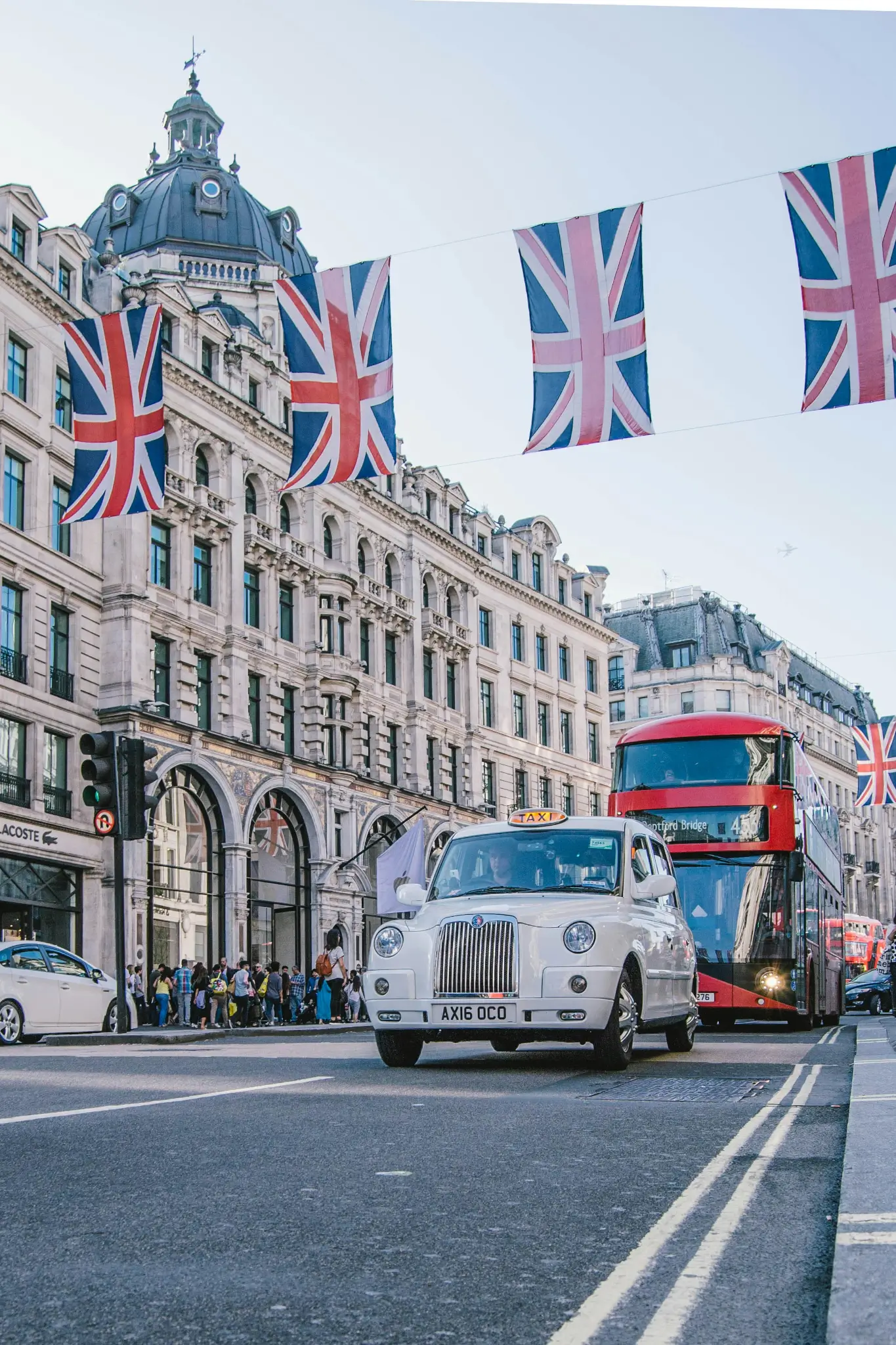 Rua em Londres com táxi e autocarro