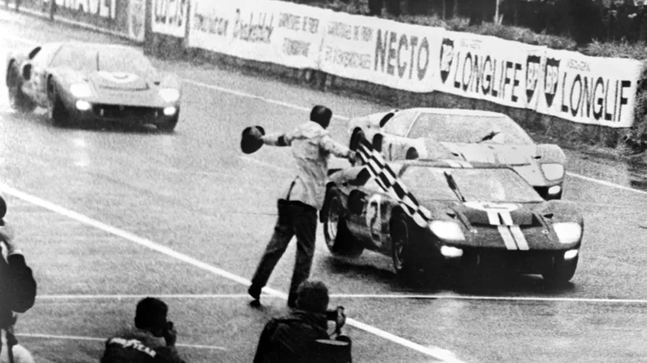 1966 Ford GT - final das 24 horas de Le Mans