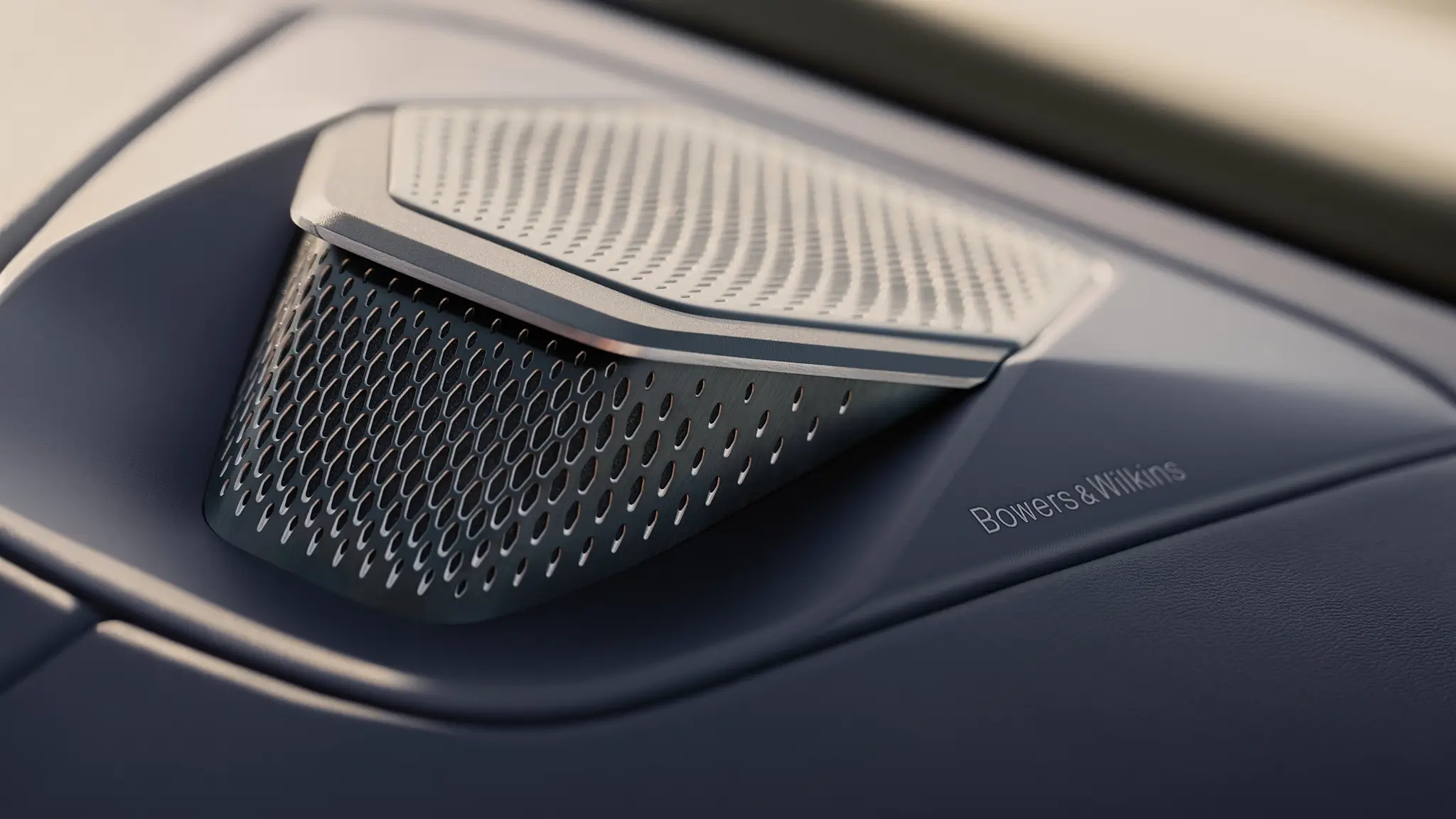 Aston Martin Vantage Roadster - sistema de som da Bowers & Wilkins