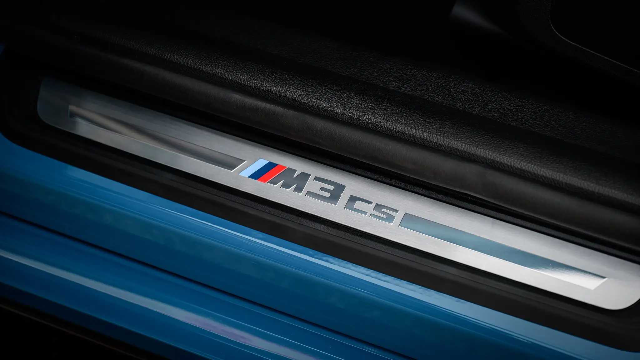 BMW M3 CS Touring - soleiras das portas