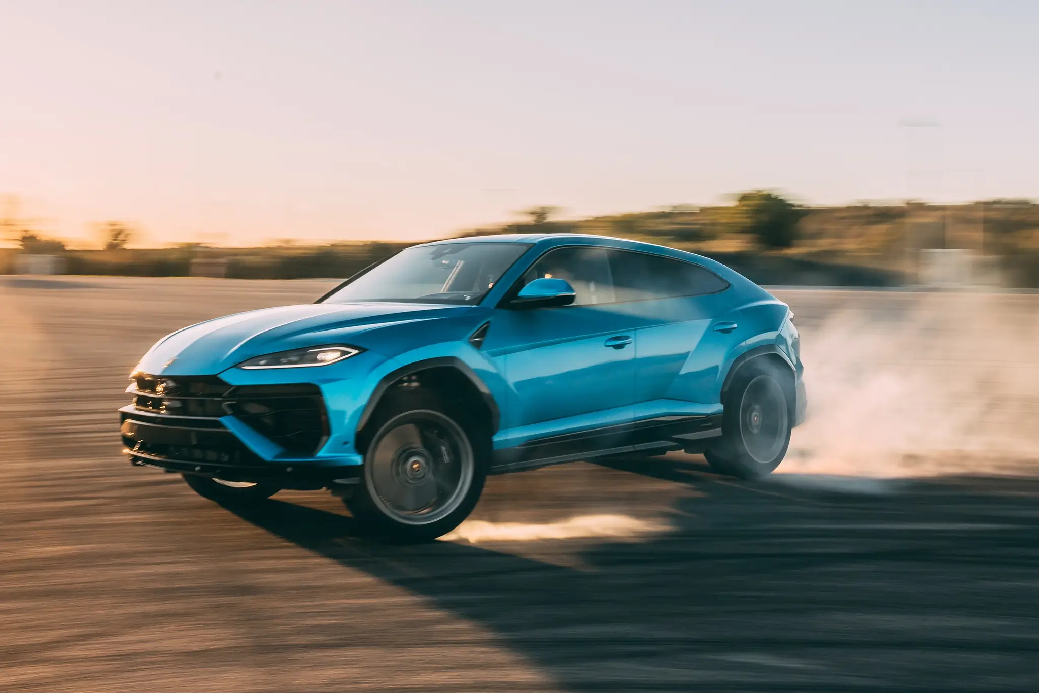 Lamborghini URUS SE - foto dinâmica em asfalto