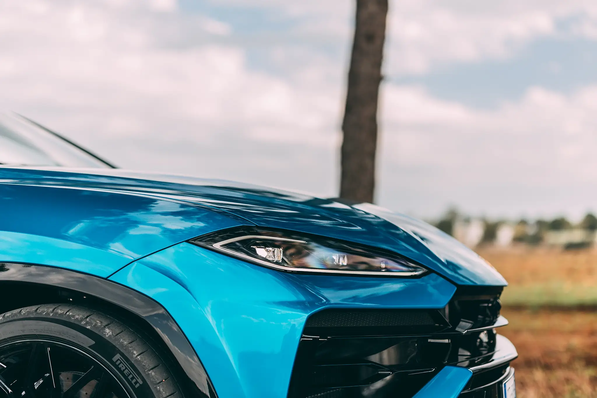 Lamborghini URUS SE - detalhe dos grupos óticos dianteiros