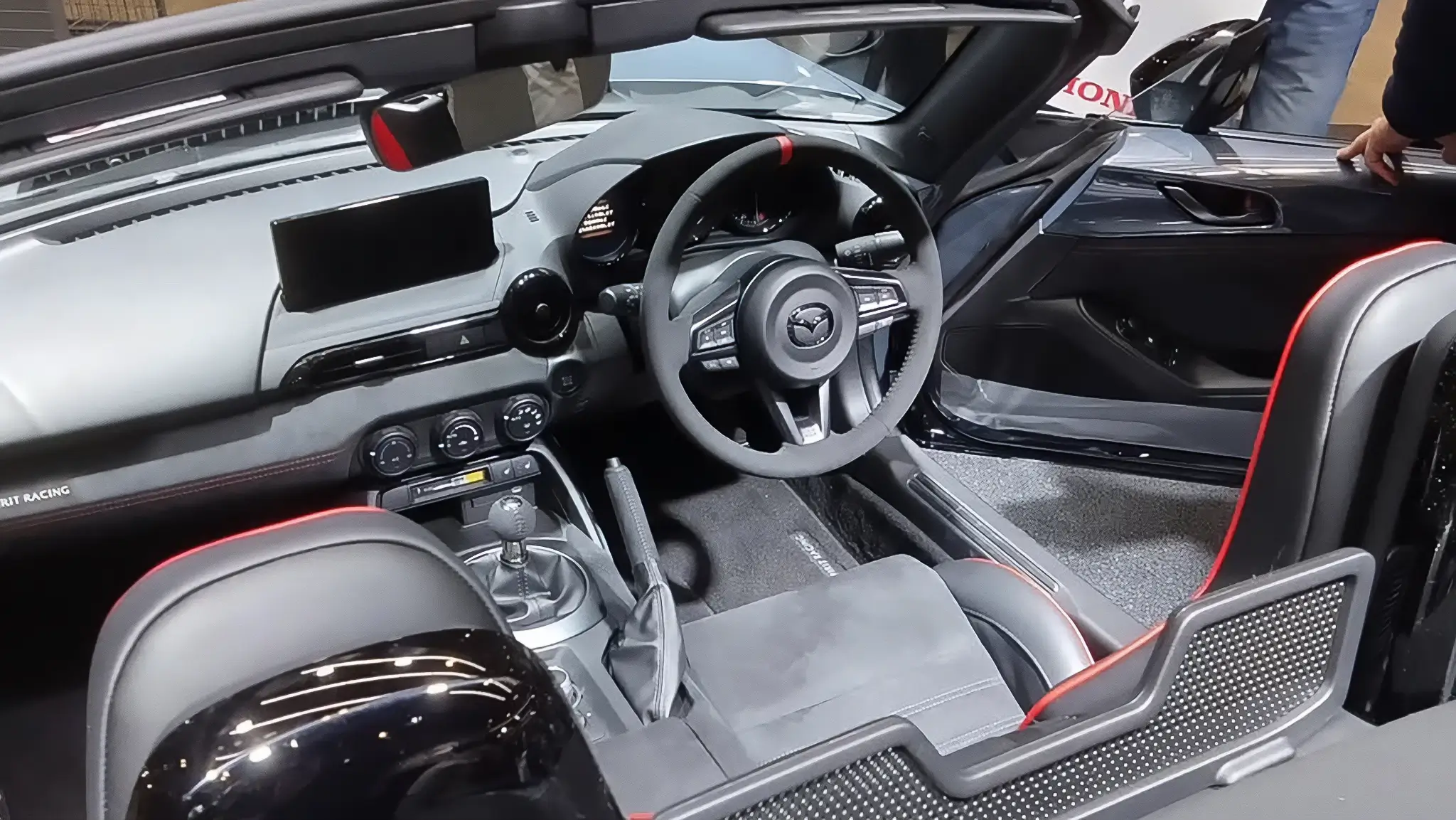 Mazda MX-5 Spirit Racing 12R - interior