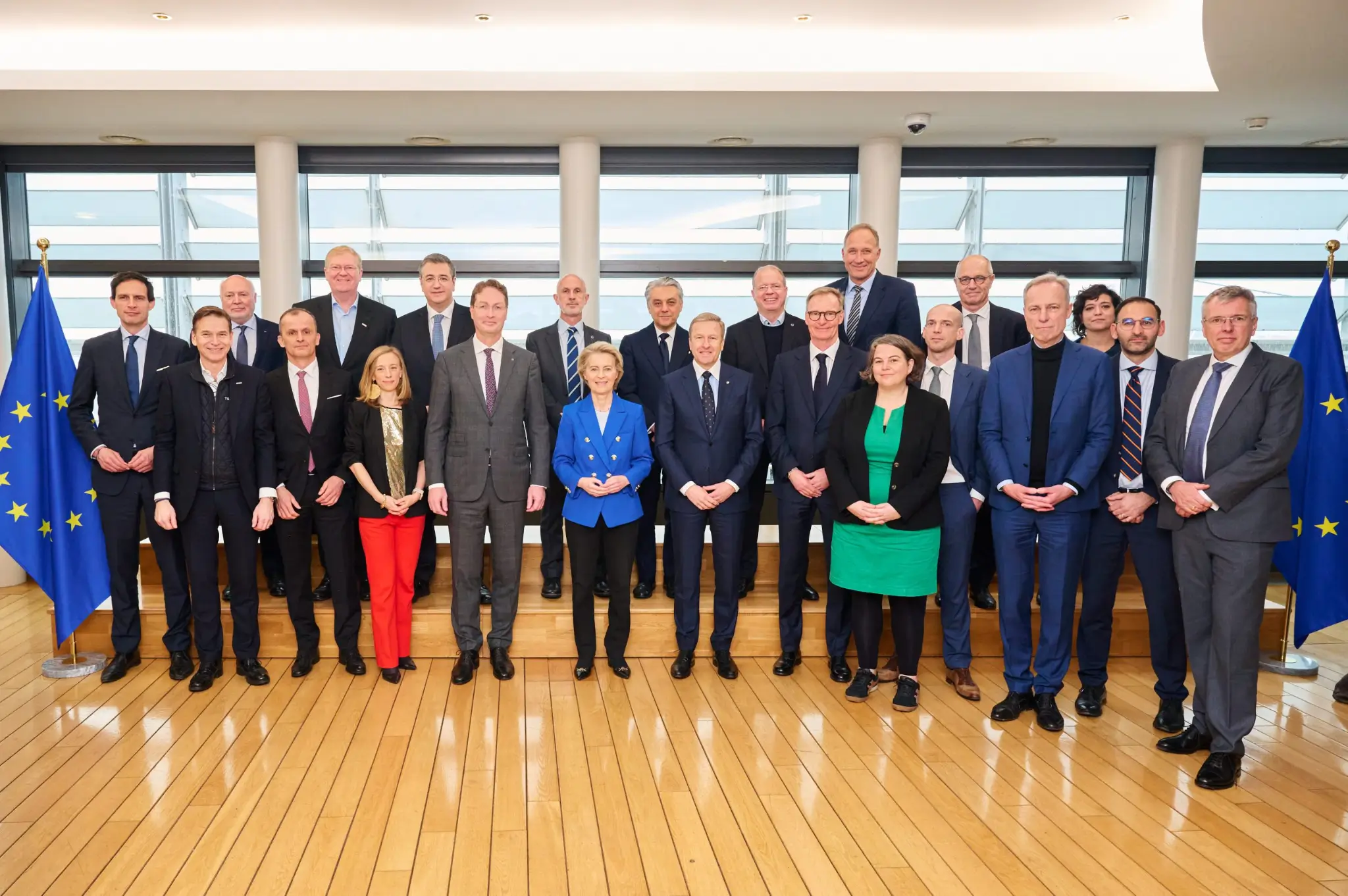 Ursula von der Leyen, presidente da Comissão Europeia, ao centro e rodeada de representantes da indústria automóvel europeia.