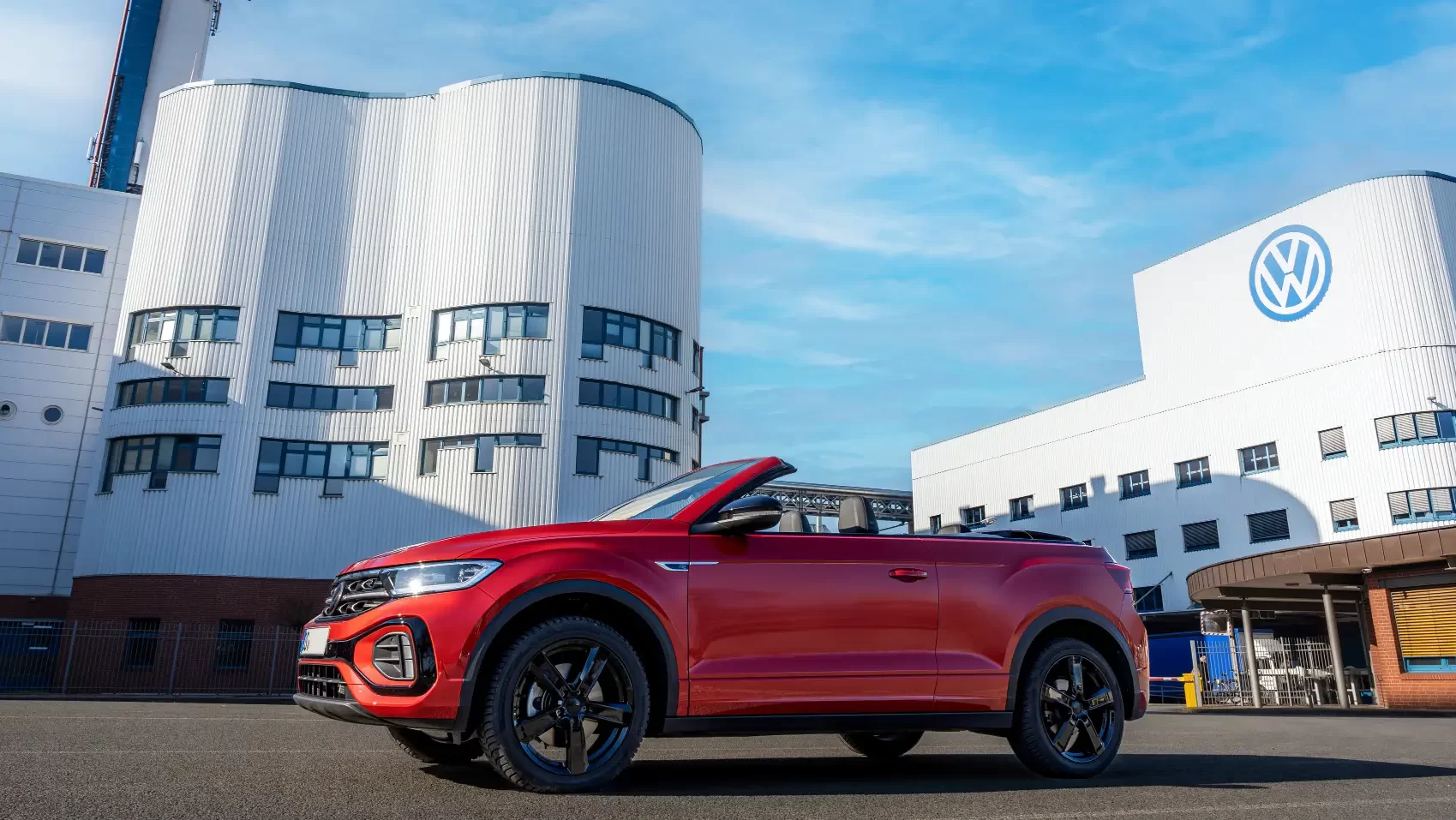 Volkswagen T-Roc Cabrio com Fábrica Osnabruque de fundo