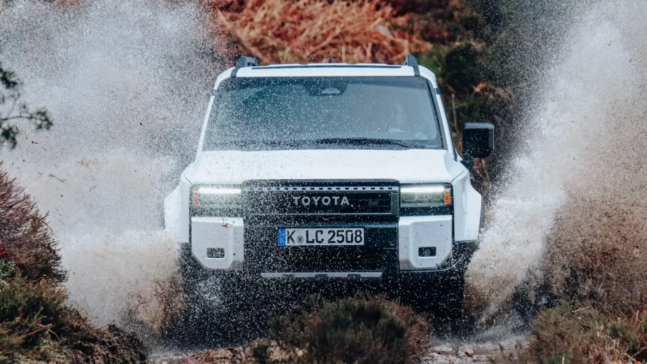 Toyota Land Cruiser, a passar por água off road, frente