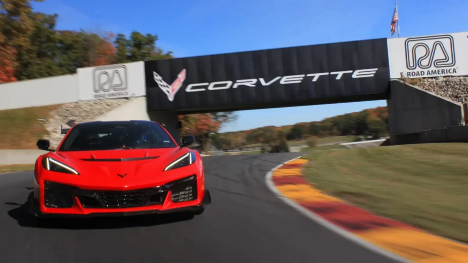 Corvette ZR1 em pista, frente