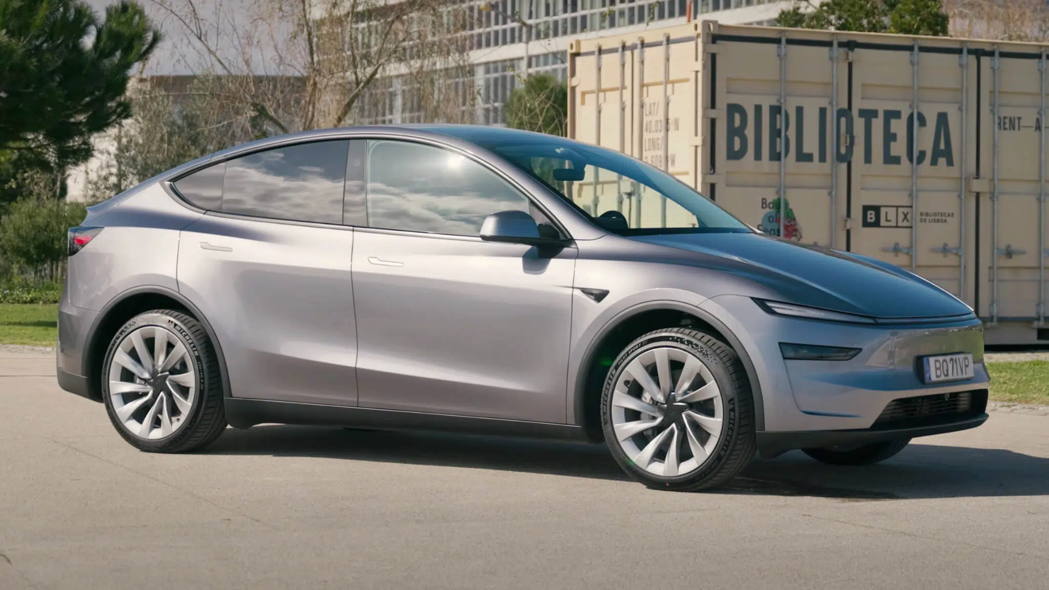 Tesla Model Y 2025 perfil