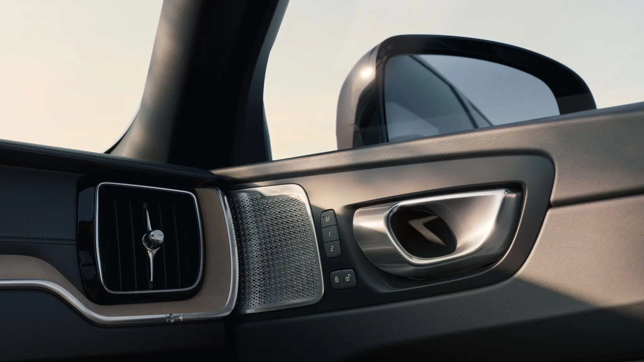 Volvo XC60 MY26 - detalhe do painel da porta