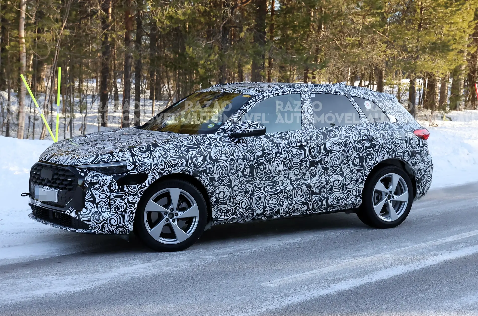 foto-espia mula de testes futuro Porsche SUV combustão, frente 3/4