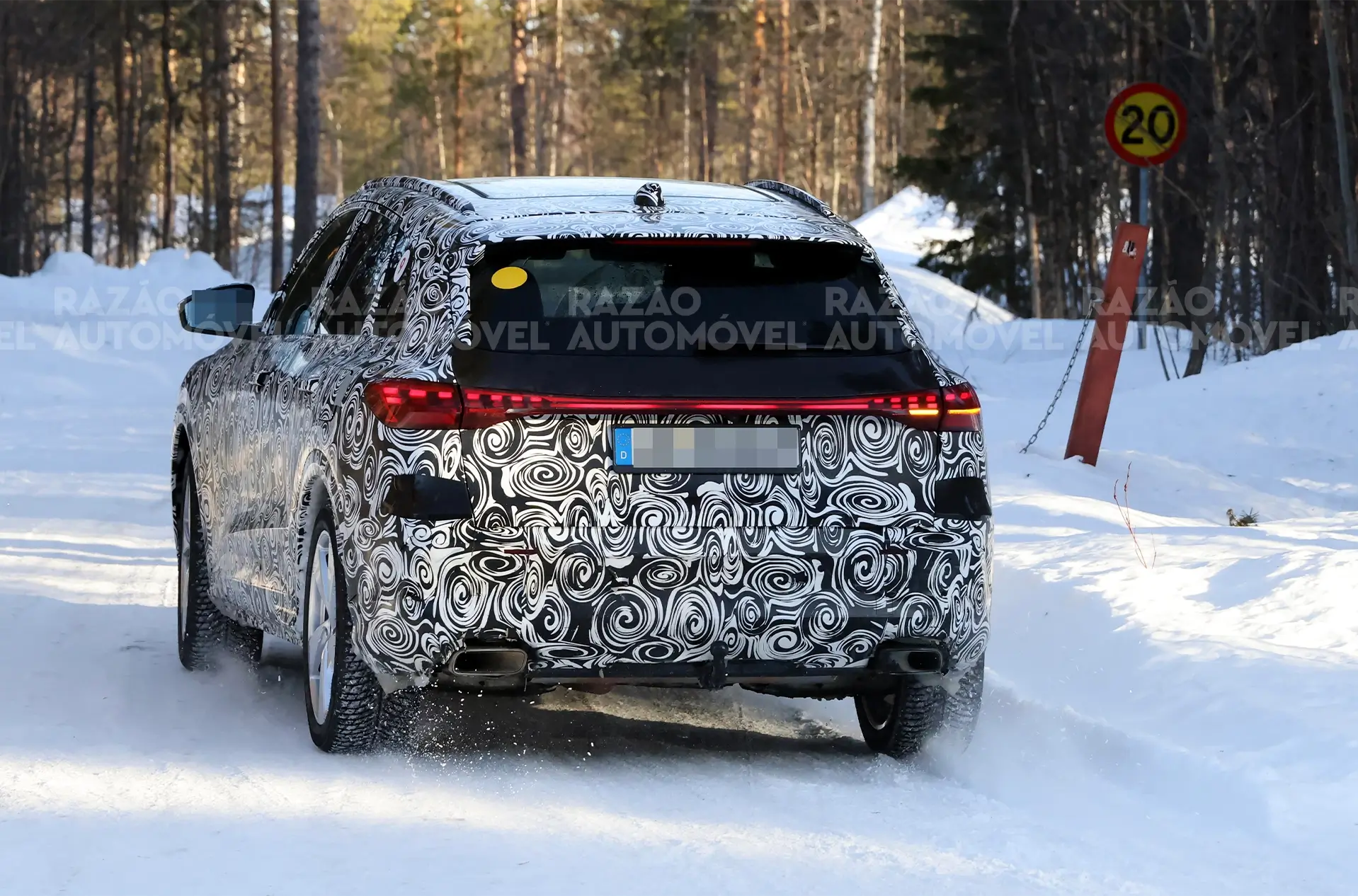 foto-espia mula de testes futuro Porsche SUV combustão, traseira