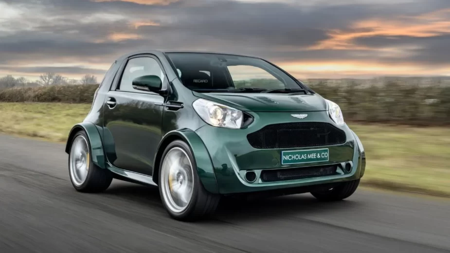 Aston Martin Cygnet V8 na estrada, frente 3/4