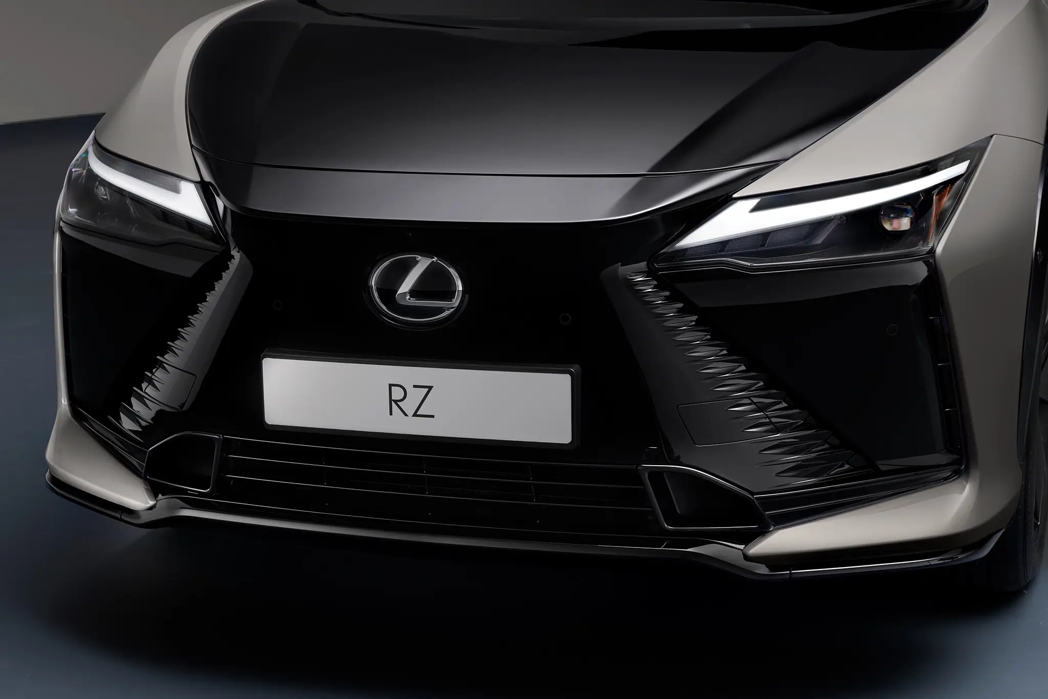 Lexus RZ F Sport 2025 - detalhe da frente