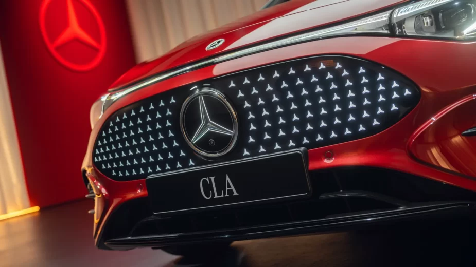 tampa dianteira do novo Mercedes-Benz CLA