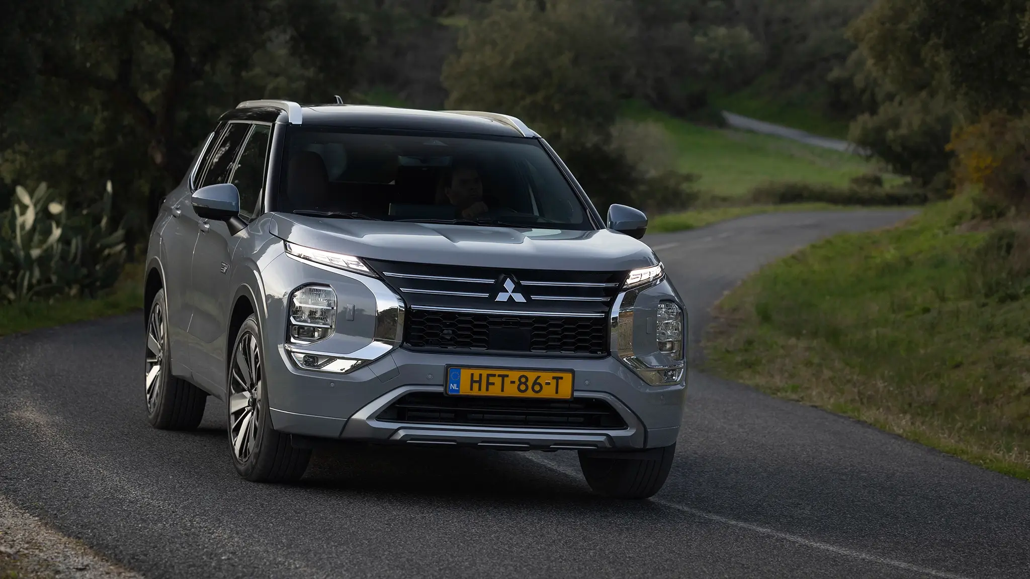 Mitsubishi Outlander PHEV - 3/4 de frente