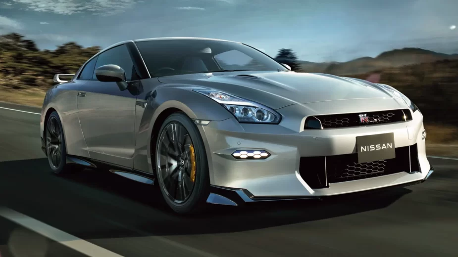 Nissan GT-R - 3/4 de frente