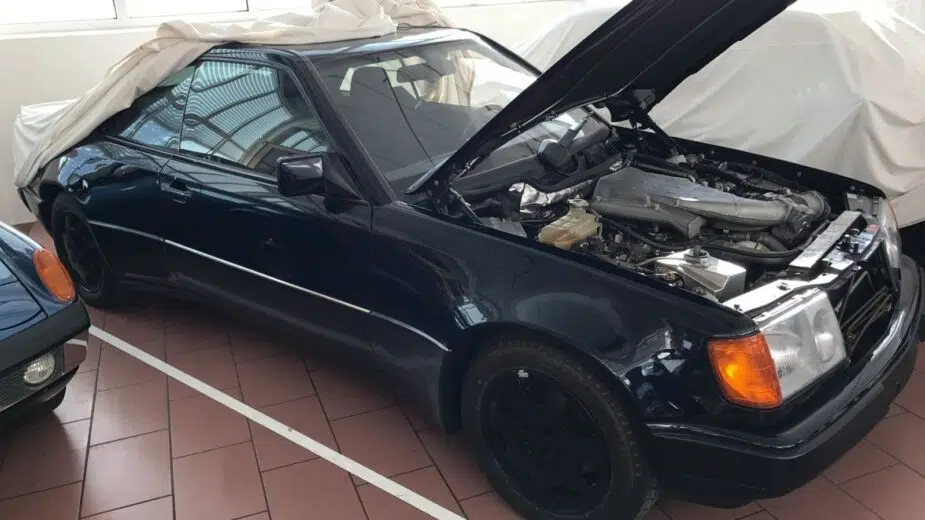 Mula de testes Mercedes-Benz C124 com motor V8 Porsche