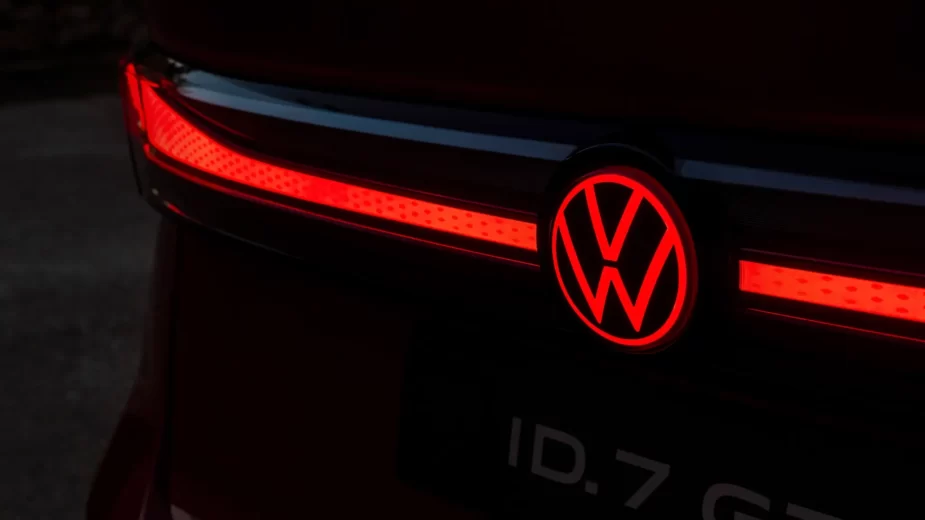 logotipo iluminado volkswagen id.7 gtx