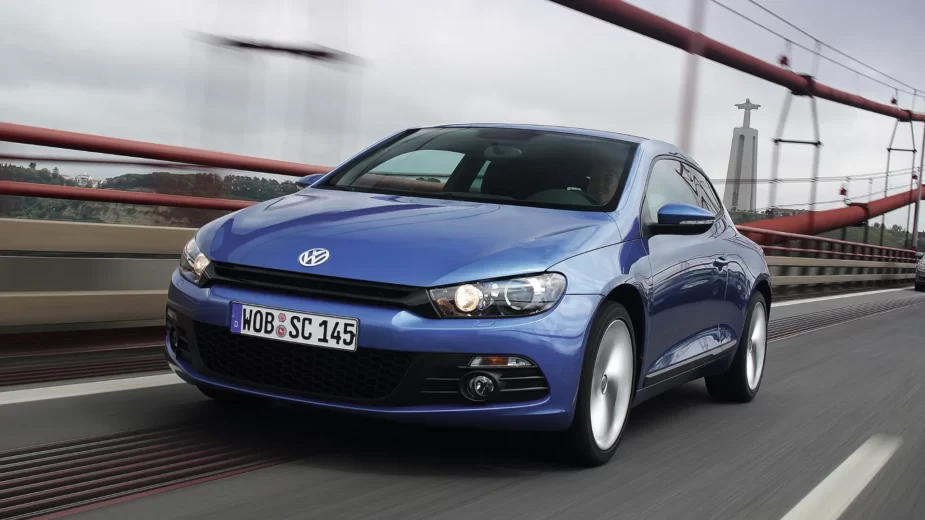 Volkswagen Scirocco a passar na ponte 25 de abril